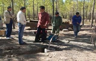 资料图片：找水现场